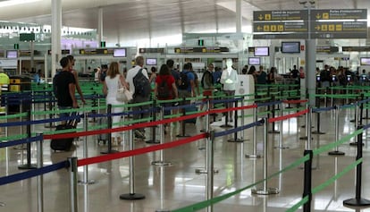 Los controles de acceso al Prat, este martes sin apenas colas.