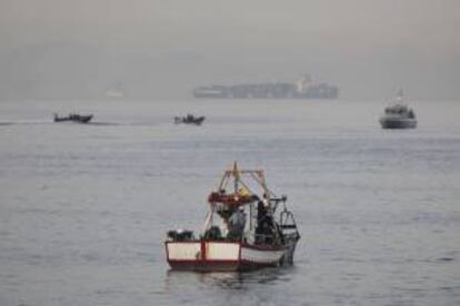 El pesquero "Divina Providencia", frente a dos patrullas de la Policía gibraltareña (izda) y una embarcación del Servicio Marítimo de la Guardia Civil (dcha) el pasado 1 de agosto. EFE/Archivo