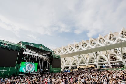 Asistentes al Festival de les Arts, que se celebra cada año en la Ciudad de las Artes y las Ciencias de Valencia.