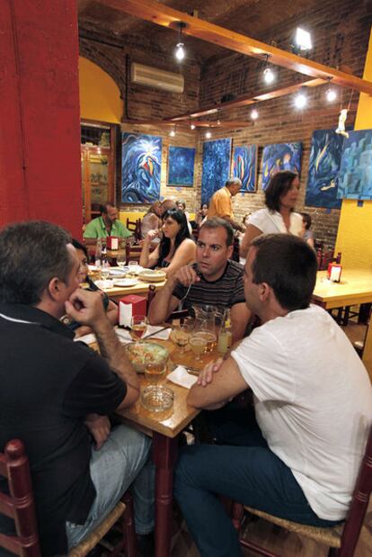 Un grupo de jóvenes come en un restaurante del barrio valenciano de Ruzafa.