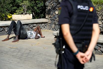 Un hombre yace en el suelo tras llegar en patera a la playa de Maspalomas, en el sur de Gran Canaria el pasado 1 de noviembre.