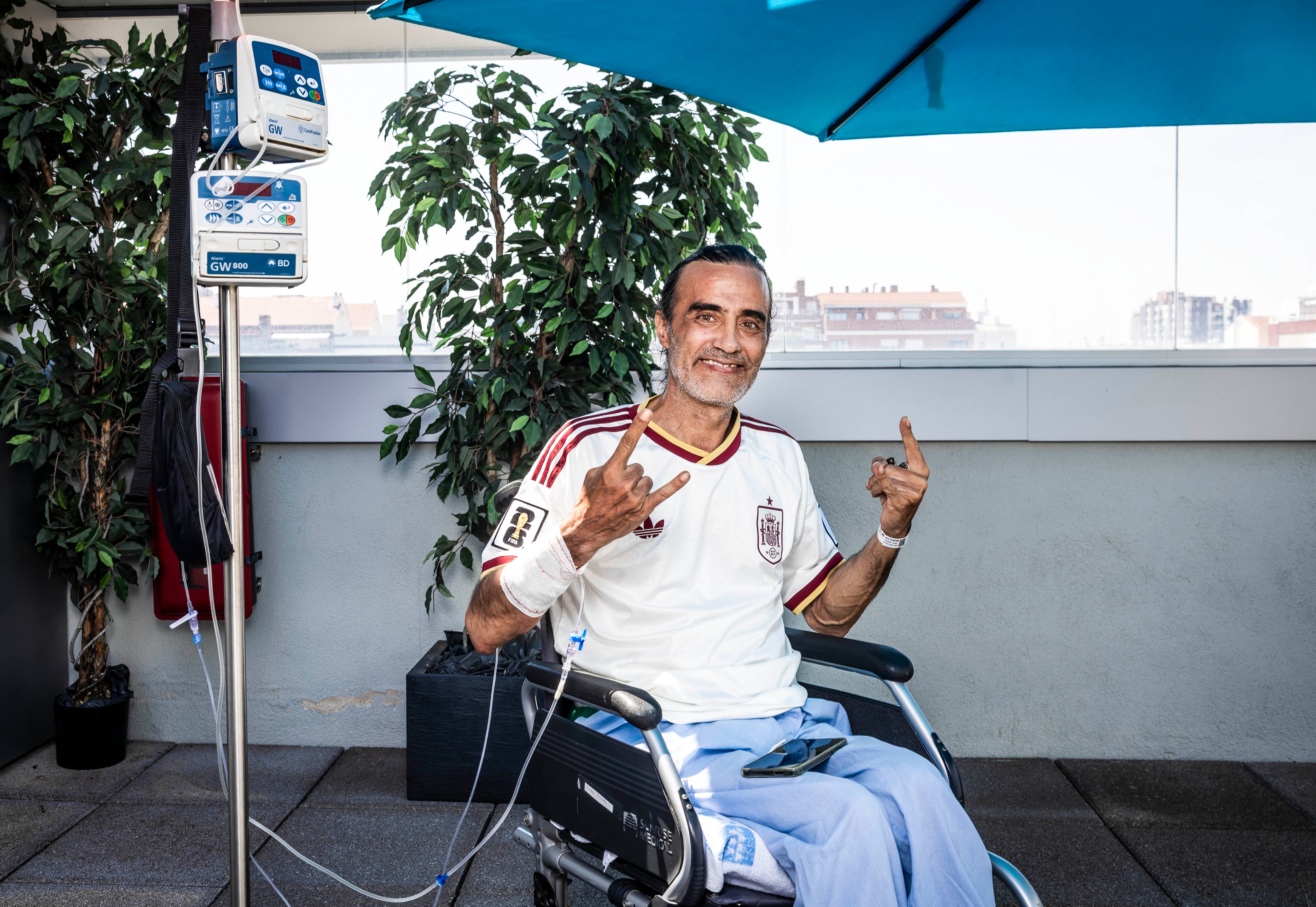 Javier, en la terraza de la planta de paliativos, el día que la selección española de fútbol jugó contra Portugal.