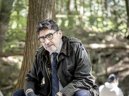 Alfred Molina como el comisario Armand Gamache, obsesionado con la verdad que se esconde tras la desaparición de varias mujeres nativas canadienses.