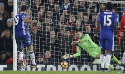 Mignolet defende pênalti batido por Diego Costa.