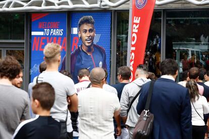 Cola de clientes a la entrada de la tienda del PSG en los Campos Elíseos en París.