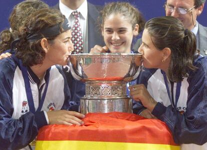 Celebrando con Conchita Martínez al recibir el premio de la Copa Federación disputado a las suizas Patty Schnyder y Martina Hingis en Ginebra.