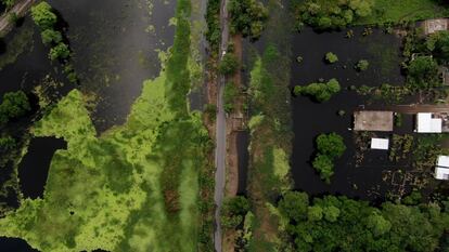 Tras cerrar las compuertas de una de las presas en el brazo derecho del río Carrizal se aseguraba que Villahermosa, la capital de Tabasco, no se inundara por completo. Pero también implicaba que saliera más agua al río Samaria, que pasa por comunidades indígenas en la periferia de la zona.