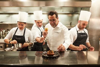 El chef Quique Dacosta con parte de su equipo, en las cocinas de su restaurante en Dénia.