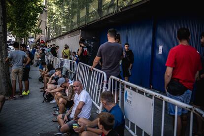 Aficionados del Rayo Vallecano este martes a las puertas del Estadio de Vallecas.