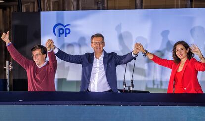 Almeida, Feijóo y Ayuso, en el balcón de Génova, celebrando los resultados de las elecciones de este domingo.