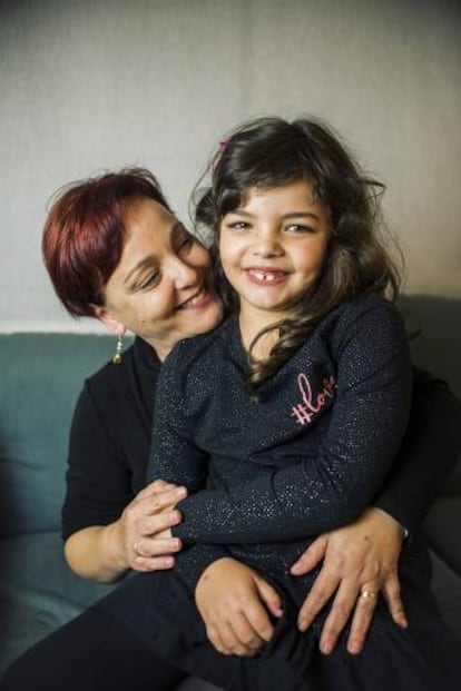 La niña y su madre, Ana Valenzuela, en su hogar en Barcelona.