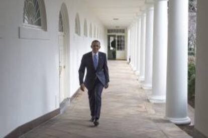 El presidente estadounidense, Barack Obama, camina en la galera de las columnas en la Casa Blanca en Washington DC, Estados Unidos.