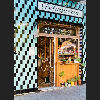 Una pequeña bombonera, repleta de dulces delicias. El local estuvo cerrado casi cuatro décadas hasta que Manuela Caruso, alemana, descubrió en este chaflán de la calle del Parlament el local perfecto para llevar a cabo su sueño. Era una antigua barbería que conservaba su fachada de azulejos y su interior con pavimento hidráulico y paredes de ladrillos. Ella recuperó su esencia y lo adaptó como obrador y tienda para sus suculentos pasteles caseros, muchos de origen centroeuropeo y elaborados con productos frescos. Una colección de tazas de porcelana heredada de su padre llena los muebles recuperados que decoran este pequeñísimo establecimiento. <br> <br> ZUCKERHAUS. Parlament, 17. Teléfono: 677 62 38 47.