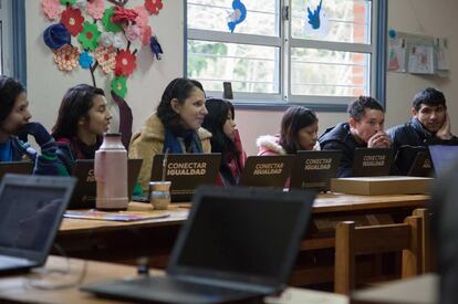 Alumnos del programa Secundarias rurales mediadas por tecnologías en la sede de Santa Ana (Argentina).