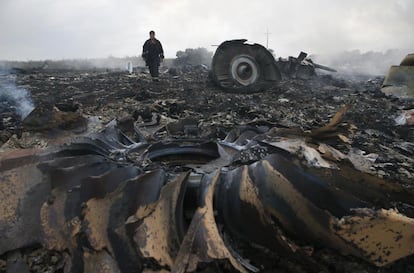 Membros das equipes de emergência caminham entre os destroços do Boeing 777-200. Mais de 300 pessoas morreram no acidente, incluindo 23 norte-americanos, segundo um porta-voz do Ministério de Interior ucraniano.