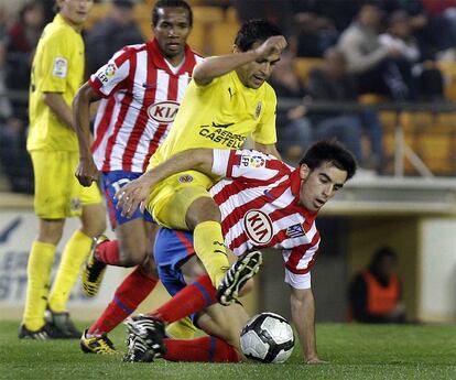 Ibagaza y Jurado disputan el balón en presencia de Assunção.