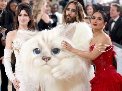 NEW YORK, NEW YORK - MAY 01: Anne Hathaway, Jared Leto (dressed as Karl Lagerfeld's cat, Choupette), and Salma Hayek Pinault attend The 2023 Met Gala Celebrating "Karl Lagerfeld: A Line Of Beauty" at The Metropolitan Museum of Art on May 01, 2023 in New York City. (Photo by John Shearer/WireImage)