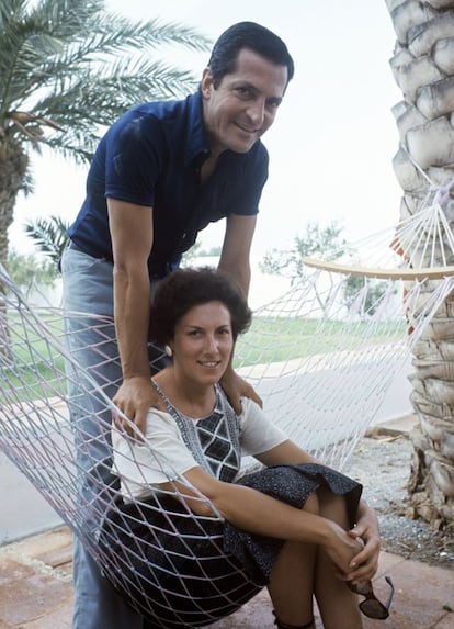 Agosto de 1976. Adolfo Su&aacute;rez posa junto a su esposa, Amparo Illana, para un reportaje de la revista francesa &#039;Paris Match&#039;.