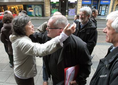 Compañeros de los profesores Enrique Antolín y Xabier Aierdi les arropan en su llegada al Palacio de Justicia, en Bilbao.