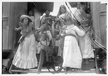 'Mujeres en la estación de Buenavista'. México, 6 de abril de 1912.