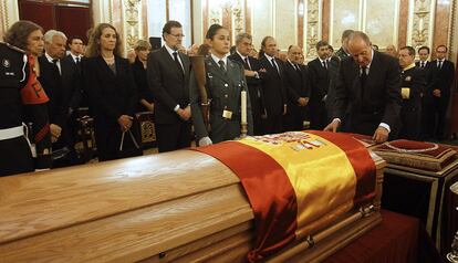 El Rey Juan Carlos rinde homenaje al expresidente del Gobierno Adolfo Suárez en la capilla ardiente instalada en el Congreso, donde le ha impuesto a título póstumo el Collar de la Real Orden de Carlos III.