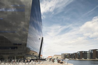 El edificio construido en 1999 como ampliación del bonito complejo original de la Biblioteca Real Danesa (que data de 1906) en el canal de Christianshavn, junto al puerto de Copenhague, se conoce como el 'Diamante negro'. Su llamativa estructura de acero, vidrio y granito negro alberga una sala de conciertos, un café, distintos espacios expositivos e invita al visitante a disfrutar de unas vistas impresionantes hacia mar. Tres puentes lo conectan con la antigua biblioteca; el techo del más grande luce una pintura del artista danés Per Kirkeby. El conjunto atesora los primeros libros impresos en el país en 1482, y todos los trabajos que han sido depositados en Dinamarca desde el siglo XVII. kb.dk