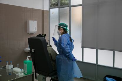 A coronvirus test is carried out in Barcelona.