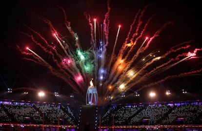 La llama olímpica se ilumina durante la ceremonia de apertura de los Juegos Paralímpicos de Pyeongchang 2018, el 9 de marzo de 2018.