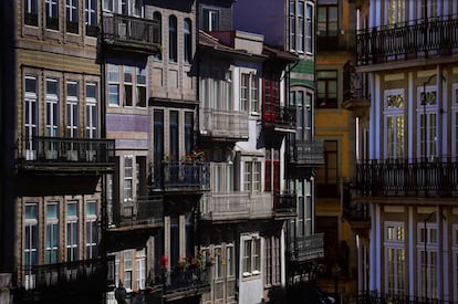 Fachadas en la peatonal Rua das Flores, una de las calles más animadas del centro histórico de Oporto.