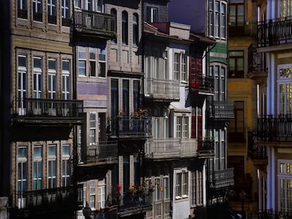 Fachadas en la peatonal Rua das Flores, una de las calles más animadas del centro histórico de Oporto.