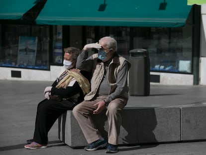 Dos personas con mascarillas, el pasado sábado en Madrid.