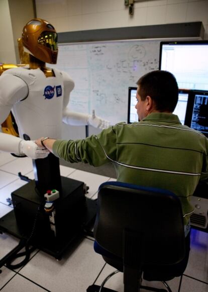 Chris Ihrke, ingeniero de General Motors, hace pruebas con el Robonauta-2
