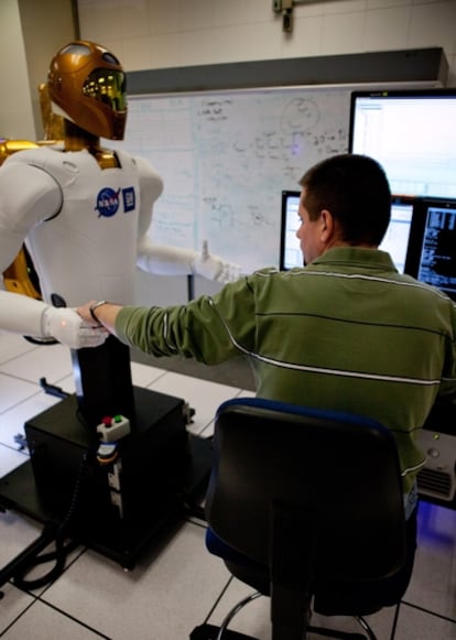 Chris Ihrke, ingeniero de General Motors, hace pruebas con el Robonauta-2