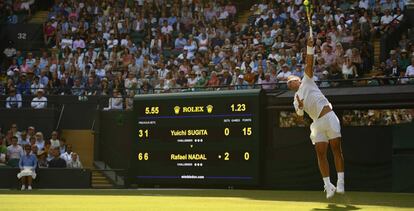 Rafael Nadal sirve un saque frente al rival japonés Yuichi Sugita.