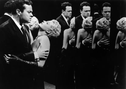 Orson Welles y su esposa Rita Hayworth, con quien se casó el 7 de septiembre de 1943, en una escena de 'La dama de Shanghai' (1947), dirigida por él mismo.