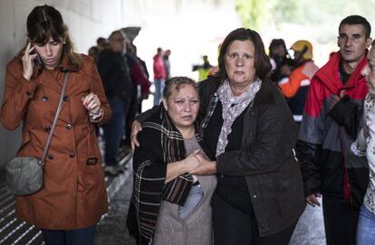 Vecinos de Ontinyent, el jueves, tras ser desalojados por el personal de emergencias por las fuertes lluvias caídas en la localidad.