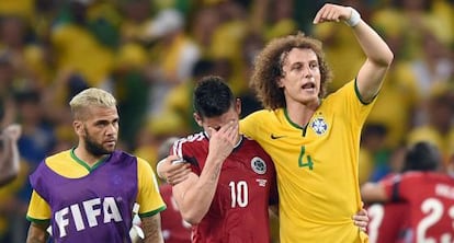 David Luiz se&ntilde;ala a James, que llora la derrota