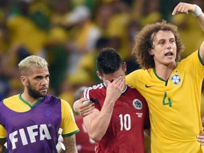 David Luiz se&ntilde;ala a James, que llora la derrota