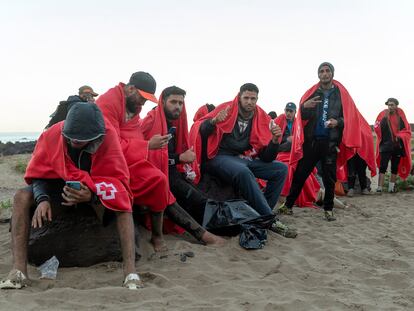 Un grupo de migrantes llegados a la costa norte de Lanzarote, el pasado 31 de diciembre.