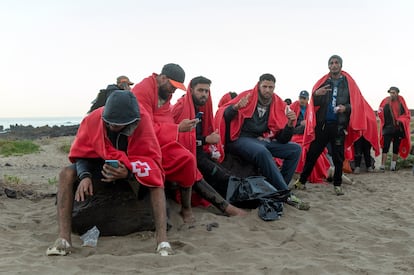 Un grupo de migrantes llegados a la costa norte de Lanzarote, el pasado 31 de diciembre.