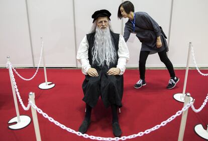 Un androide de Leonardo da Vinci forma parte de la exhibición World Robot Expo en la feria de robótica celebrada en Tokio (Japón).