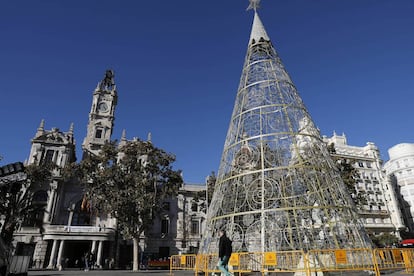 El arbol de Nadal que puede visitarse, plantado en la plaza del Ayuntamiento de Valencia. 