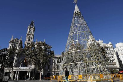 El arbol de Nadal que puede visitarse, plantado en la plaza del Ayuntamiento de Valencia. 