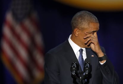 El expresidente de los Estados Unidos, Barack Obama, se limpia las lágrimas durante su discurso de despedida en un acto en Chicago (EE UU), el 10 de enero de 2017.