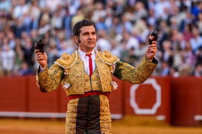 Morante de la Puebla, con las dos orejas del cuarto toro de la tarde.