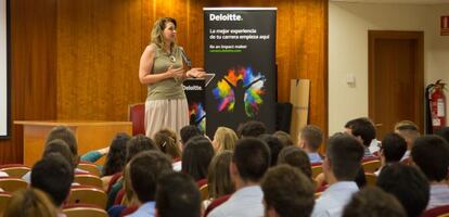 Sarah Harmon, directora de Linkedin para España y Portugal, durante su conferencia a los estudiantes del programa Summer Xperience, de Deloitte.