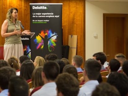 Sarah Harmon, directora de Linkedin para España y Portugal, durante su conferencia a los estudiantes del programa Summer Xperience, de Deloitte.