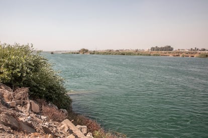 Vista del río Éufrates cerca de Menbij. La población de la zona considera el río una fuente de vida.