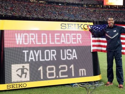 Taylor junto a la marca que le ha hecho campe&oacute;n mundial