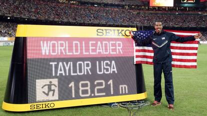 Taylor junto a la marca que le ha hecho campe&oacute;n mundial